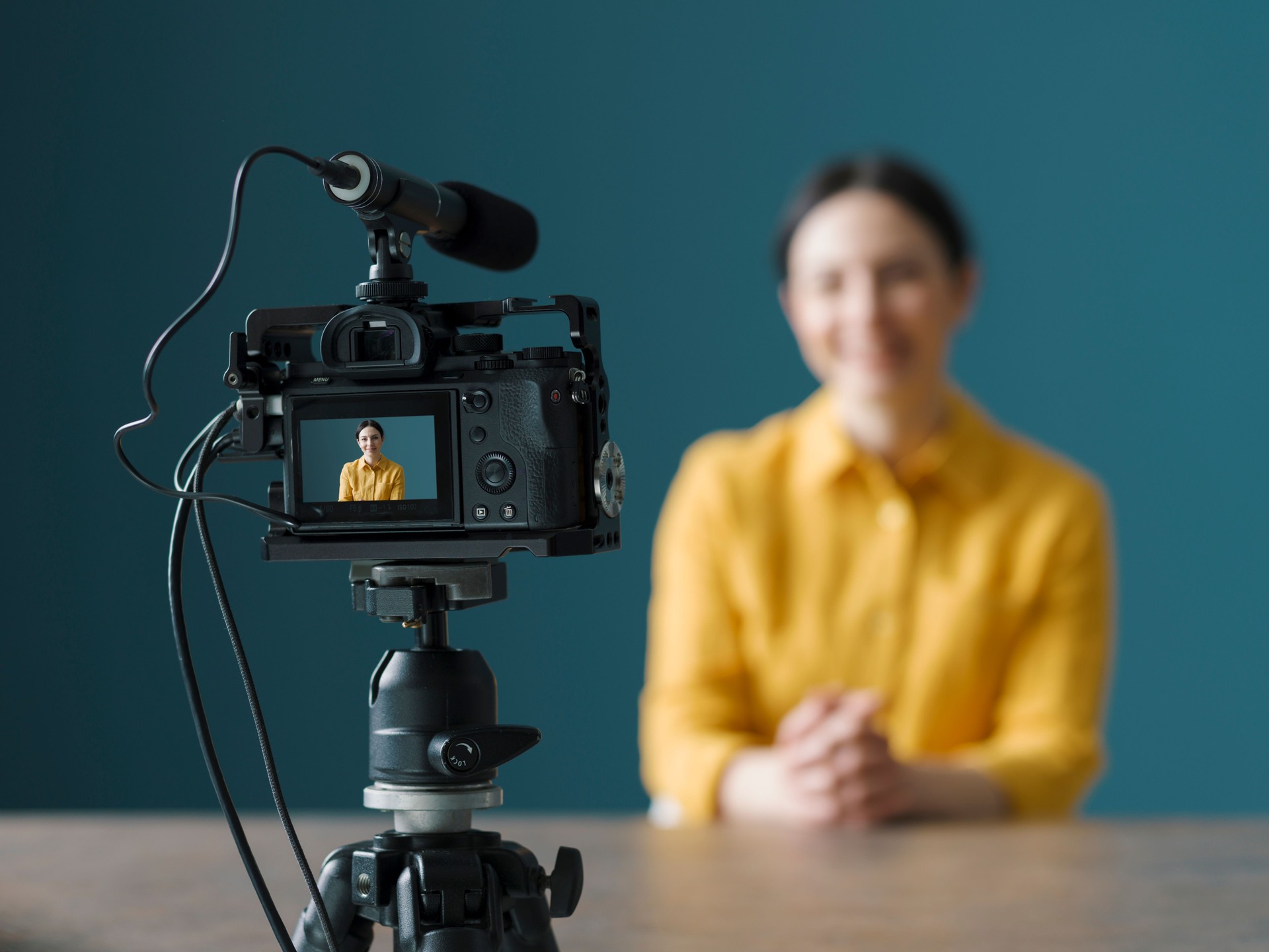 Vlogger professionnel s’asseyant devant une caméra
